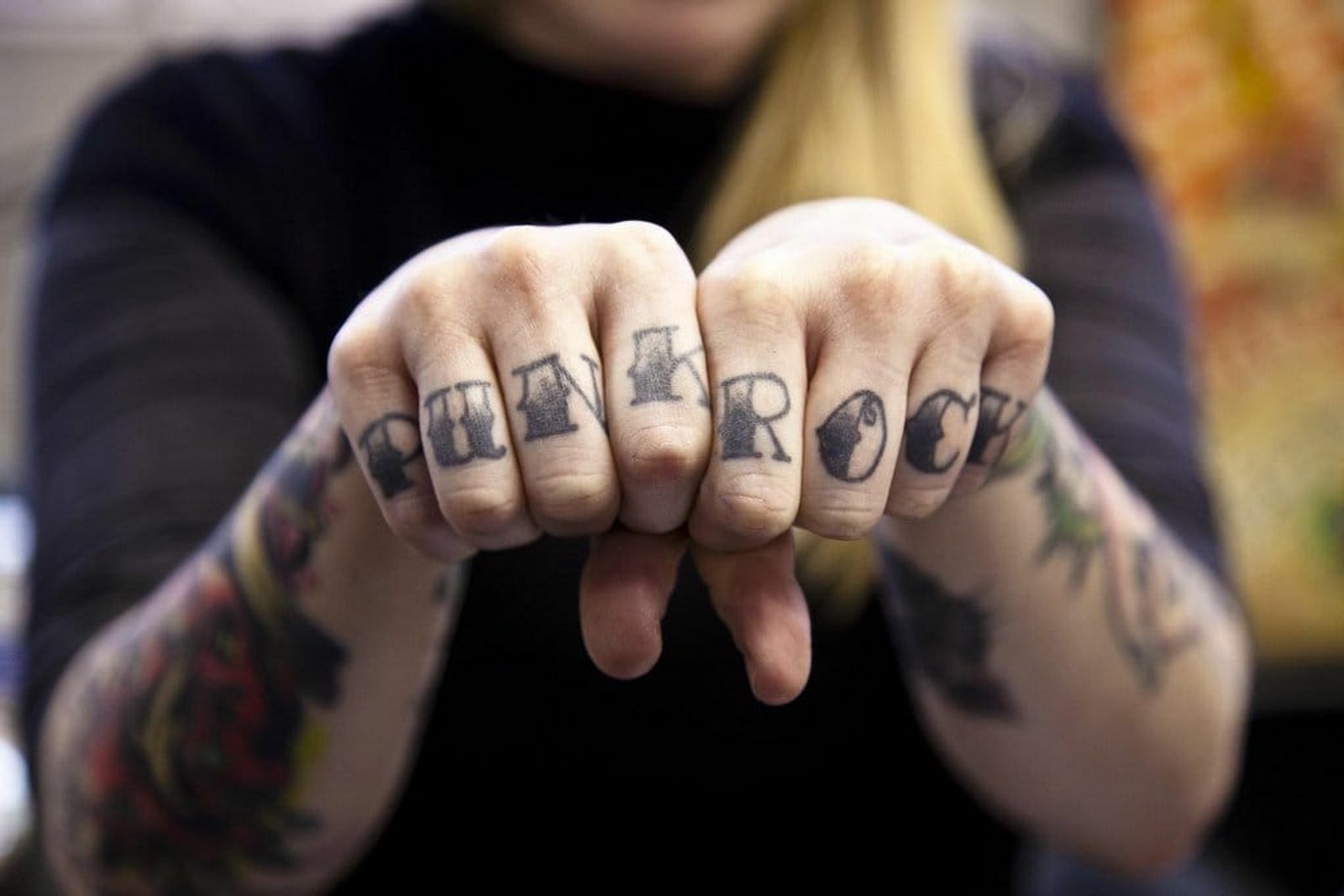 Панк тату на пальцах