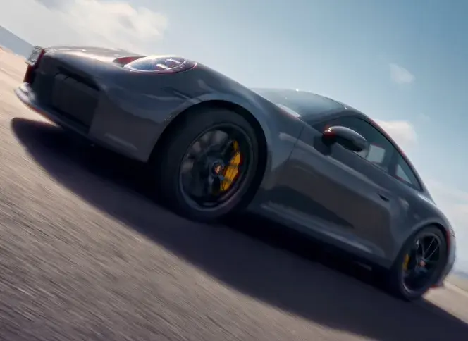 Porsche 911 Carrera GTS в движении, вид сбоку