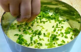 Приготовление салата «Невеста» с копчёной курицей и плавленным сыром: шаг 9