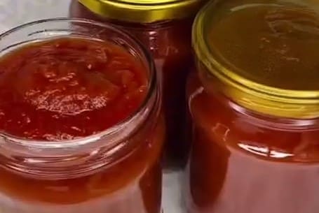 Приготовление кетчупа из кабачков с томатной пастой и луком: шаг 6
