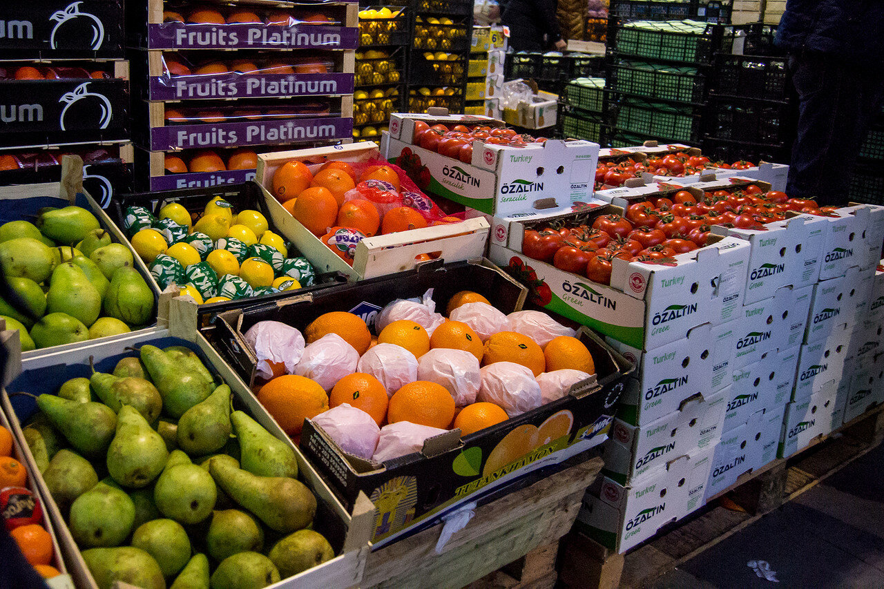 Купить фруктовые недорого. Склад овощей. Поставка овощей и фруктов. Оптовый рынок овощей и фруктов. Склад фрукты овощи.