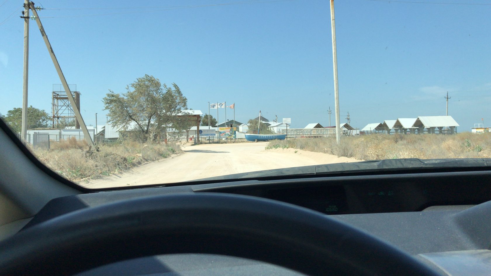 Вид на въезд на базу Серф приют. Должанская коса. Кайт школа Парадокс справа.