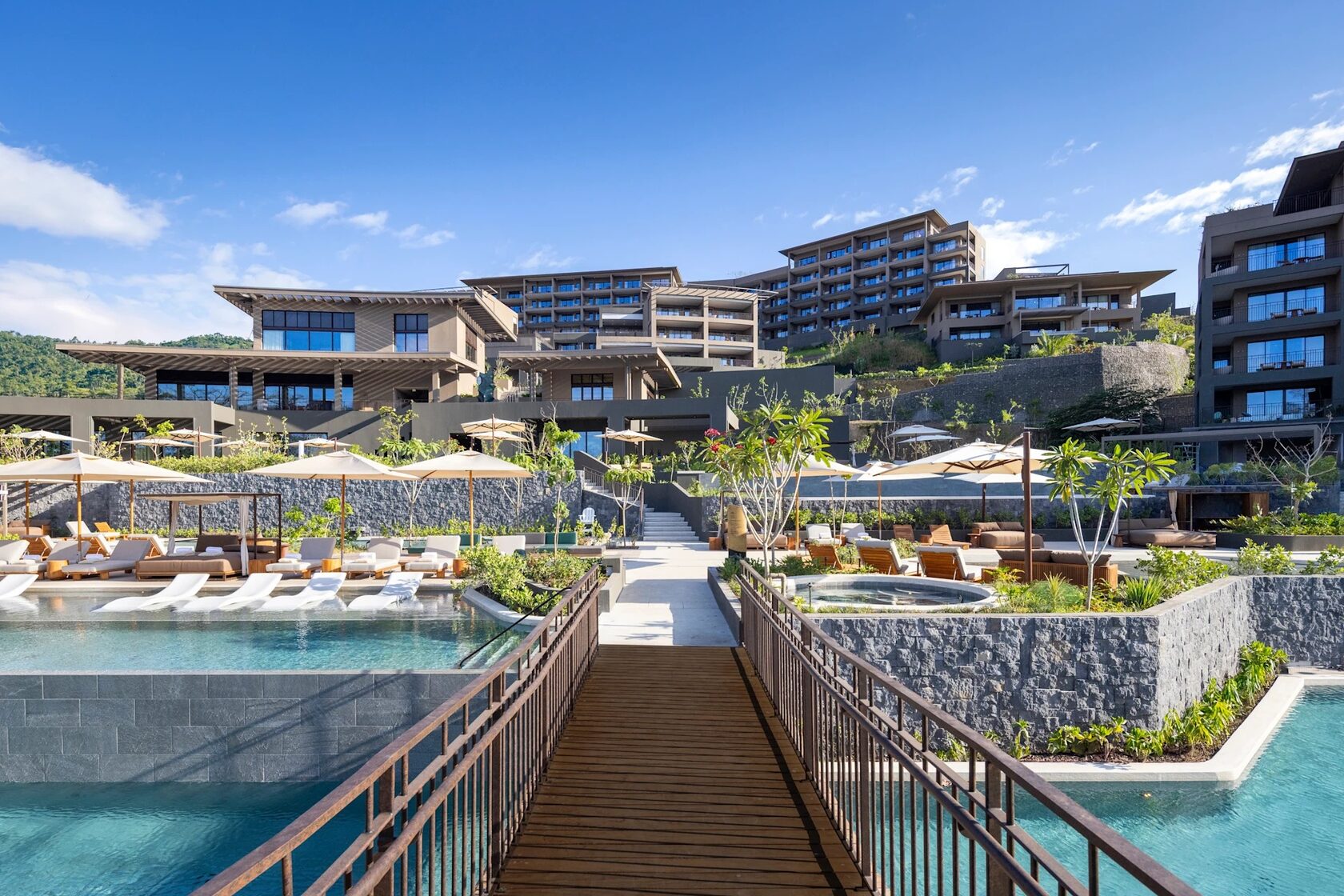 Luxurious Cyclades: Sun, Sea, and Culture