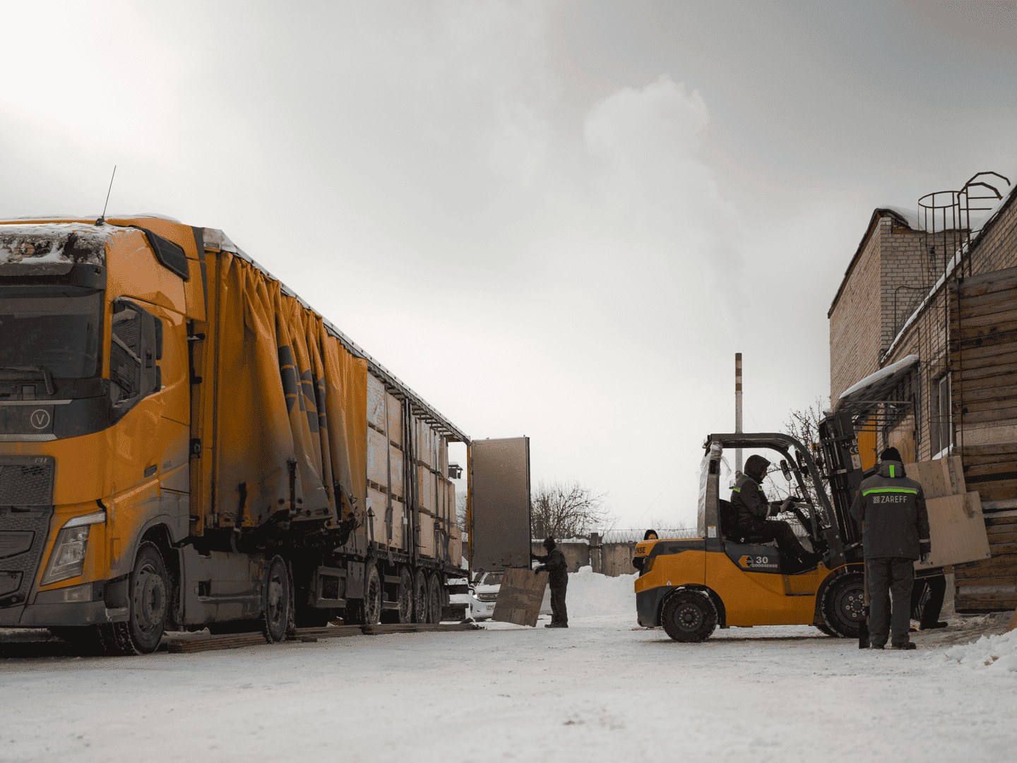 Разгрузка новых станков из фуры