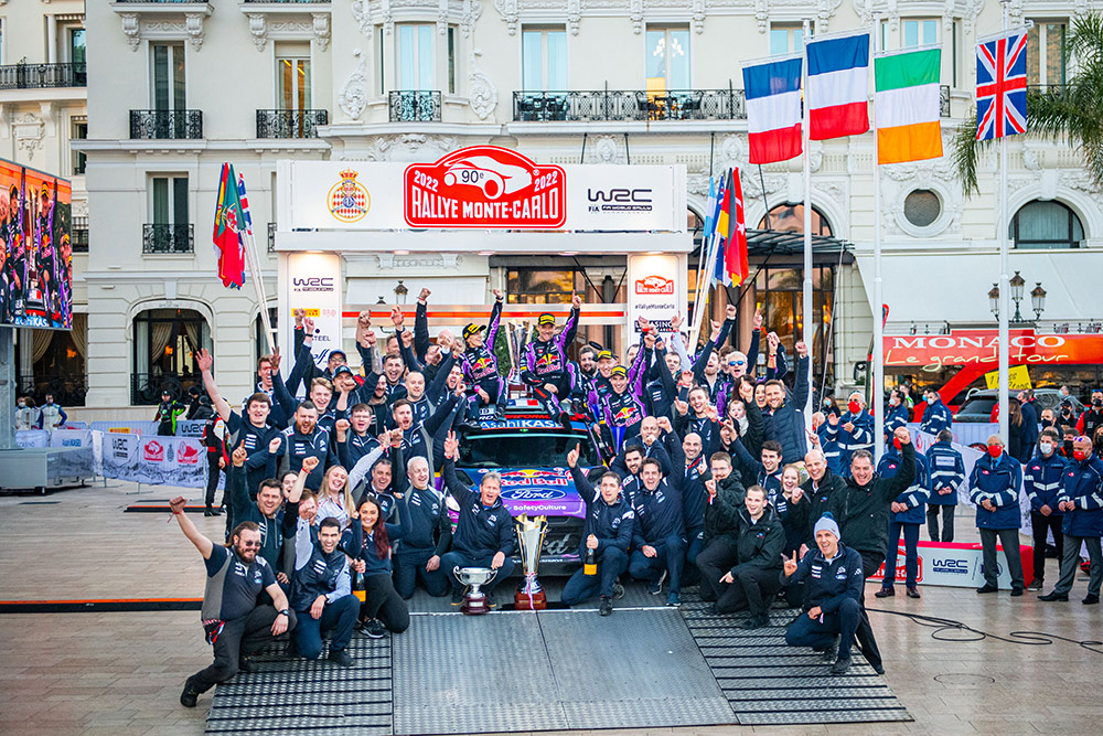 Победители ралли Монте-Карло 2022: Себастьен Лёб, Изабель Гальмиш (Ford Puma Rally1) и команда M-Sport