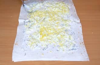 Приготовление рулета из лаваша с крабовыми палочками: шаг 10