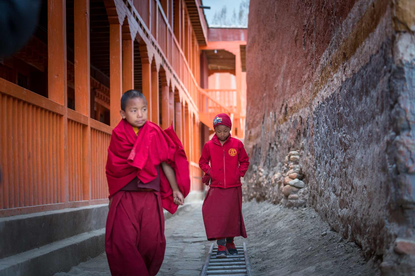 Ученики монастырской школы при монастыре Чёде в Ло-Мантанге во внутреннем проходе комплекса