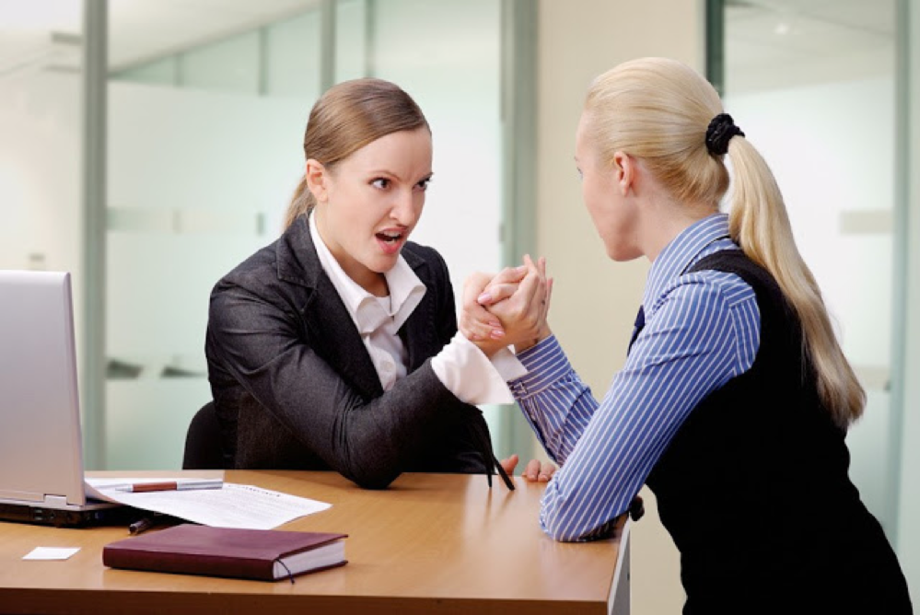 Подряд женщин. Women Fight in Office.