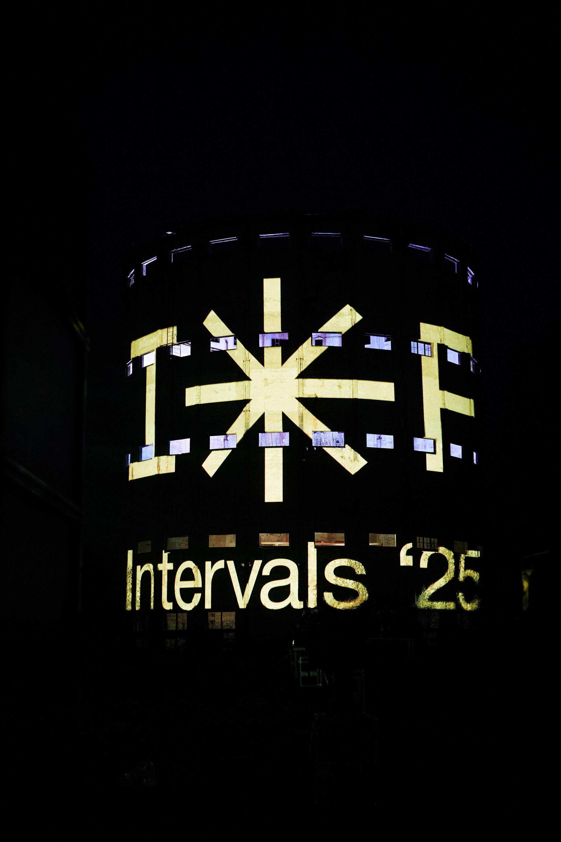 Intervals Festival — световой мэппинг на башне ночью