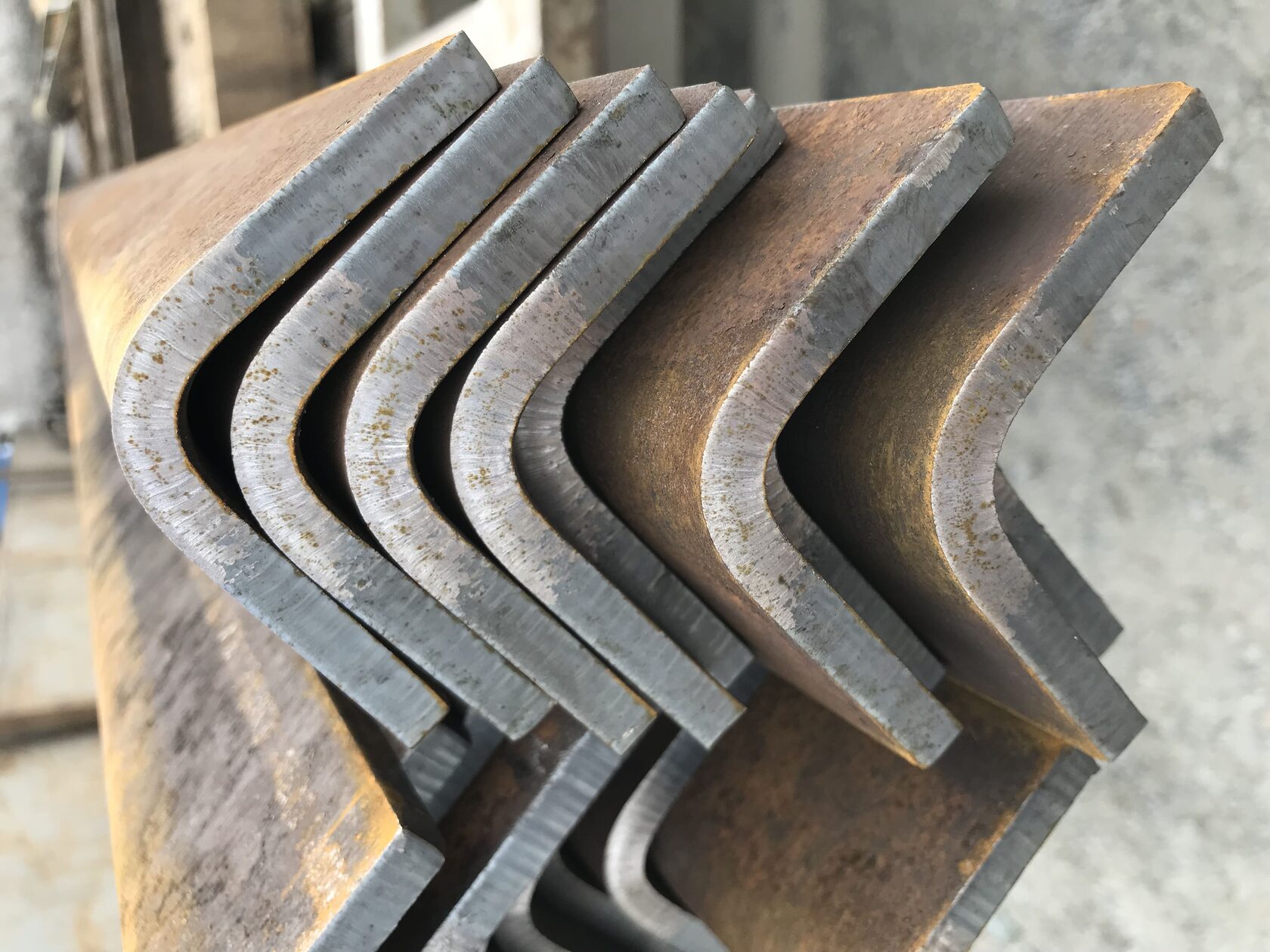 Корытный (шляпный) профиль из листового металла