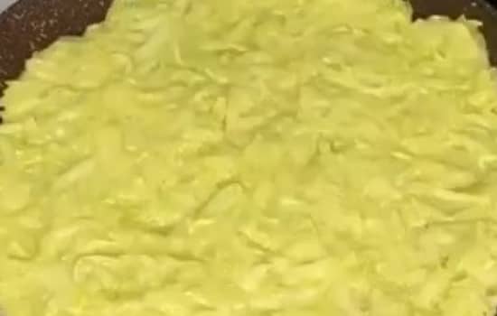 Приготовление кабачковой пиццы с помидорами и сыром на сковороде: шаг 3