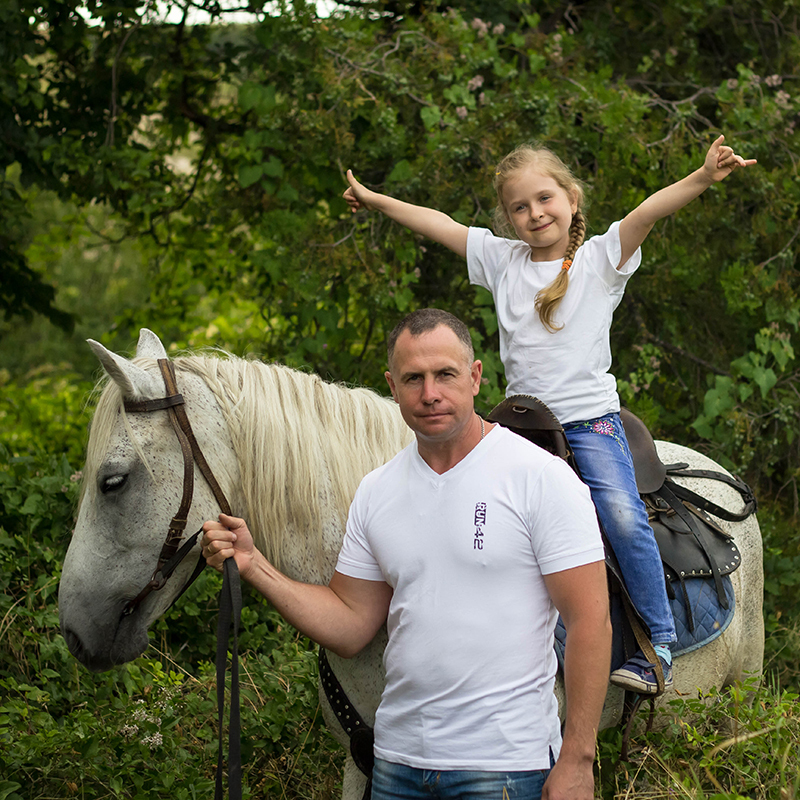  ребенок на лошади, активный отдых, катание на лошади в Анапе, конные прогулки, конный прокат в Анапе