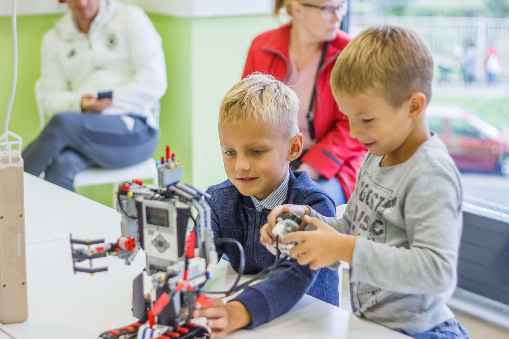 Учится робототехники. Робототехника для детей. Роботостроение для детей. Занятия по робототехнике. Робототехника для дошкольников.