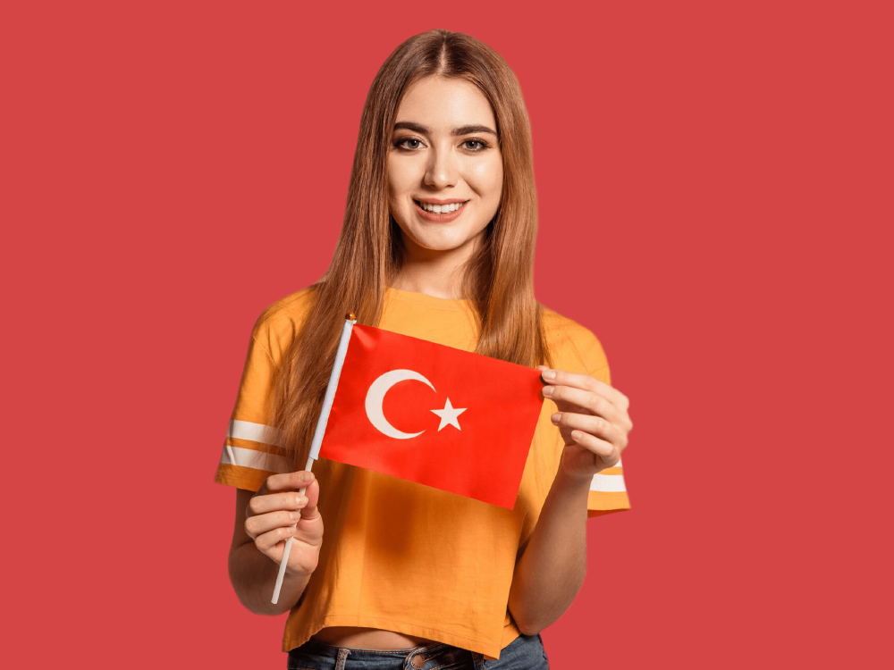 Лучший курс турецкого. Девушки Турции. Девушка с флагом Турции. Турецкие студенты. Красивые студенты Турции.