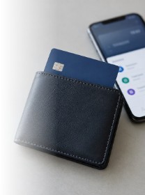 Банковская карта, кошелек и смартфон