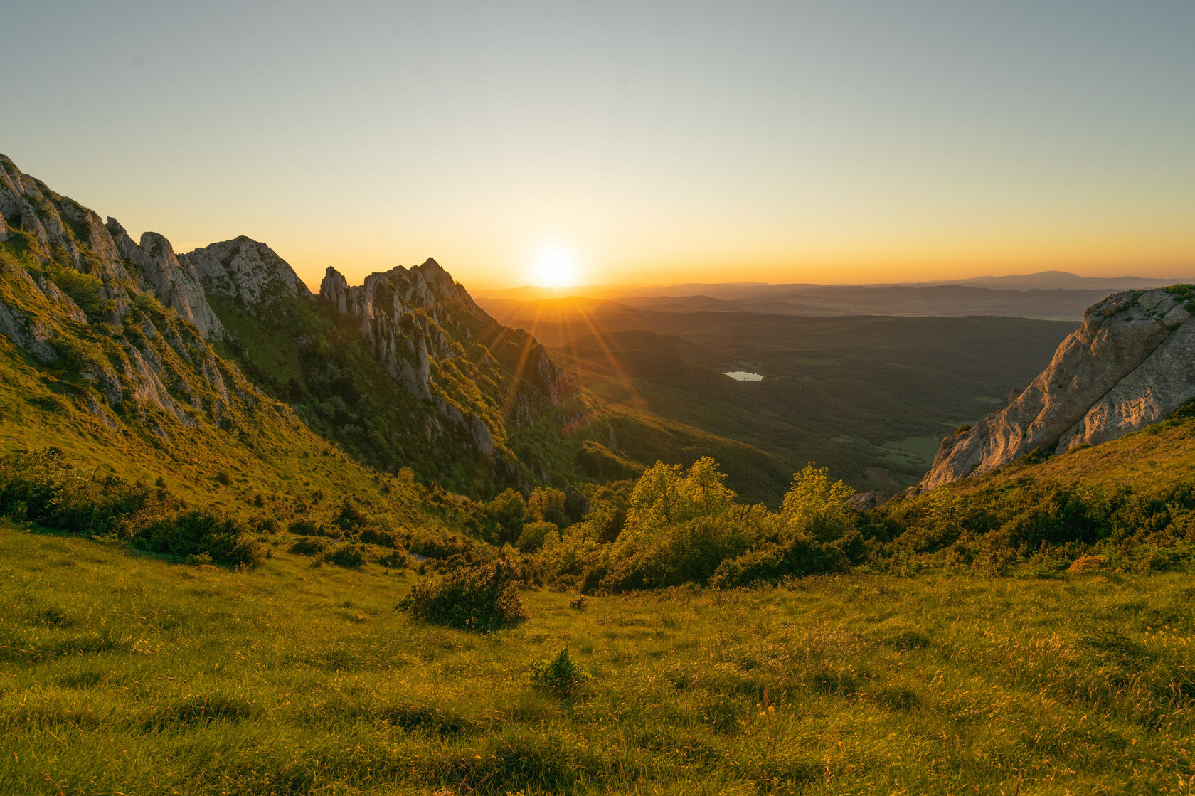 Умеренный жаркий. Рассвет на набережной горы. Красивый рассвет в горах фото.