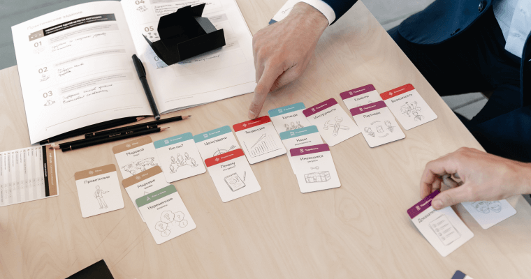 карточки на столе офис руки