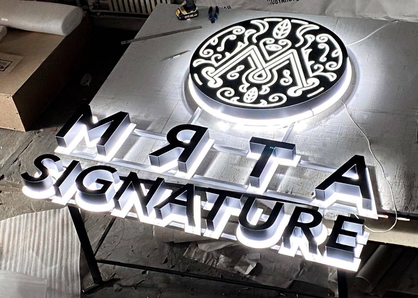 адресная табличка на сером заборе. арочная входная группа мечети. адресные таблички в европе. деловые линии казань ул восстания 100. казань изготовление адресов.