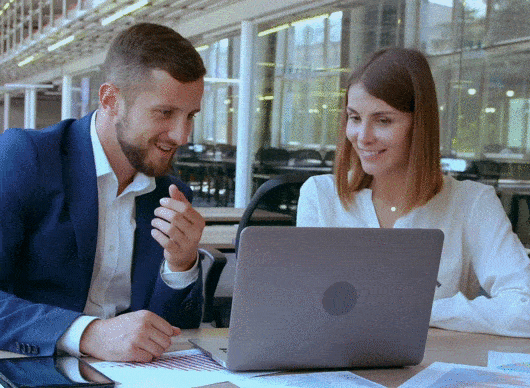 Гиф-изображение бухгалтера и клиента, смотрящих в ноутбук