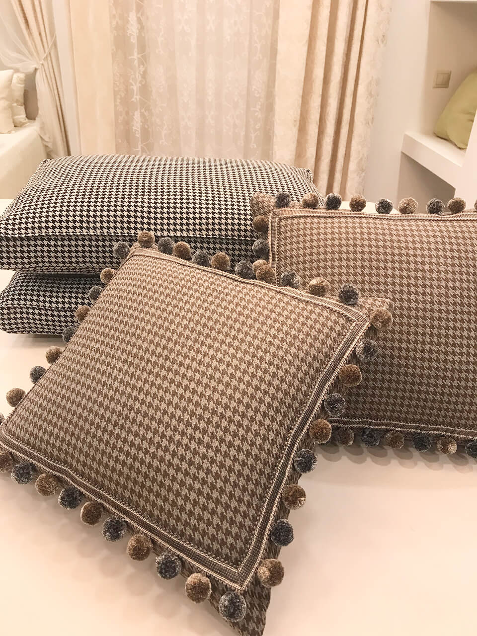 Подушки Дубна, Пошив подушек, Бежевые подушки, кофейные подушки, гусиная лапка, подушки с бахромой,