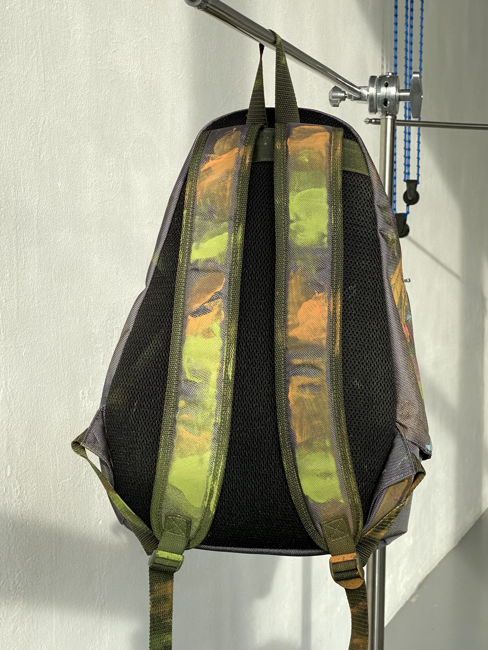 Рюкзак серый в стиле стрит-арт вид сзади