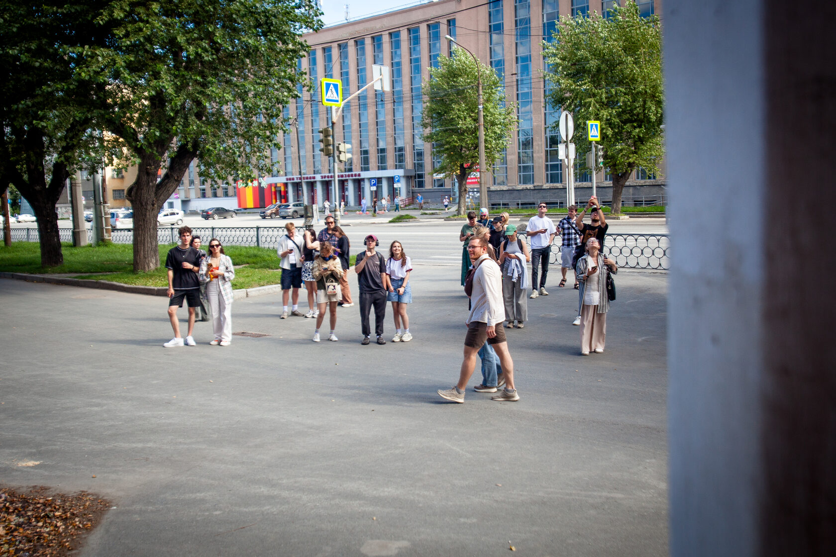 Компания на городском маршруте