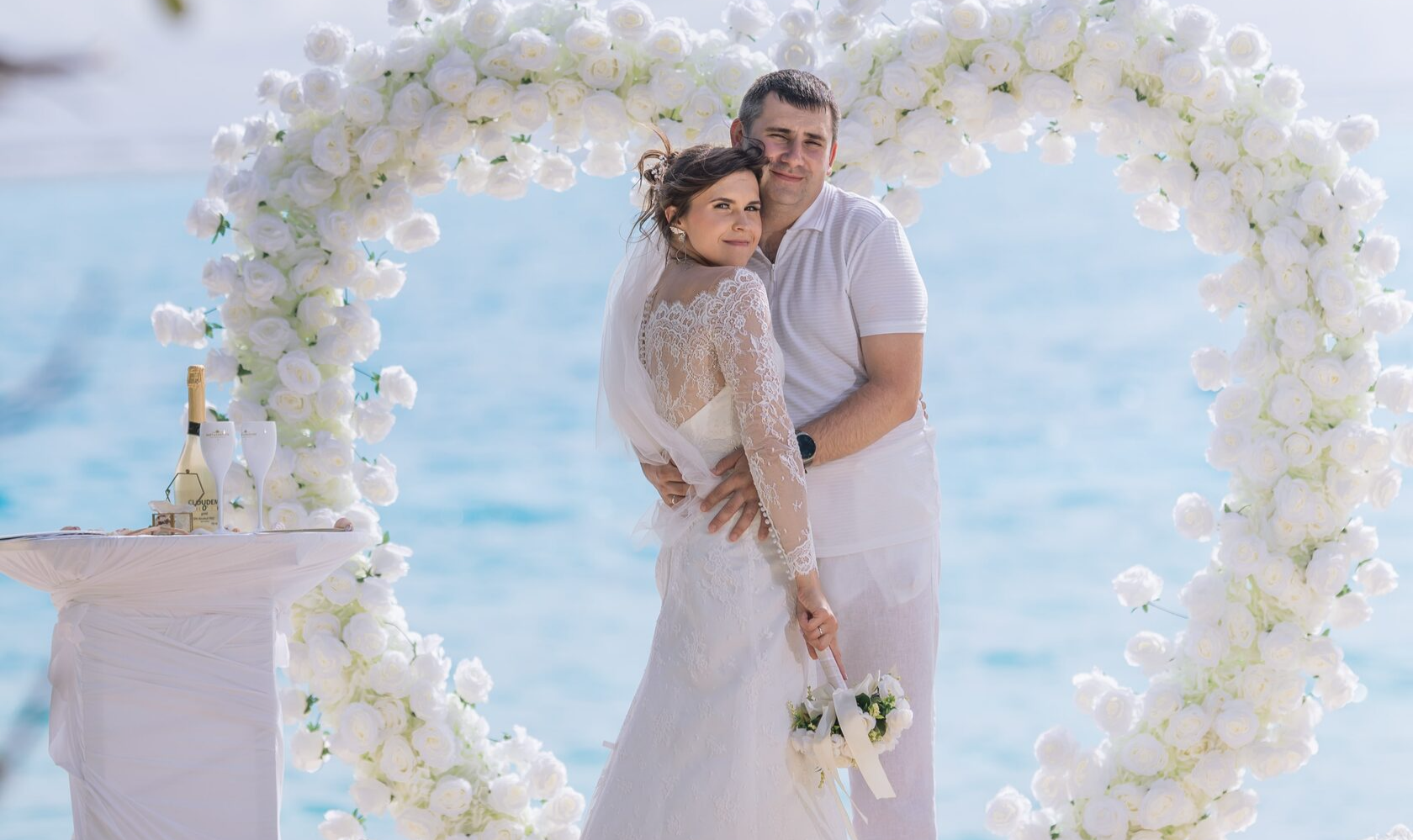 Невеста бежит к воде