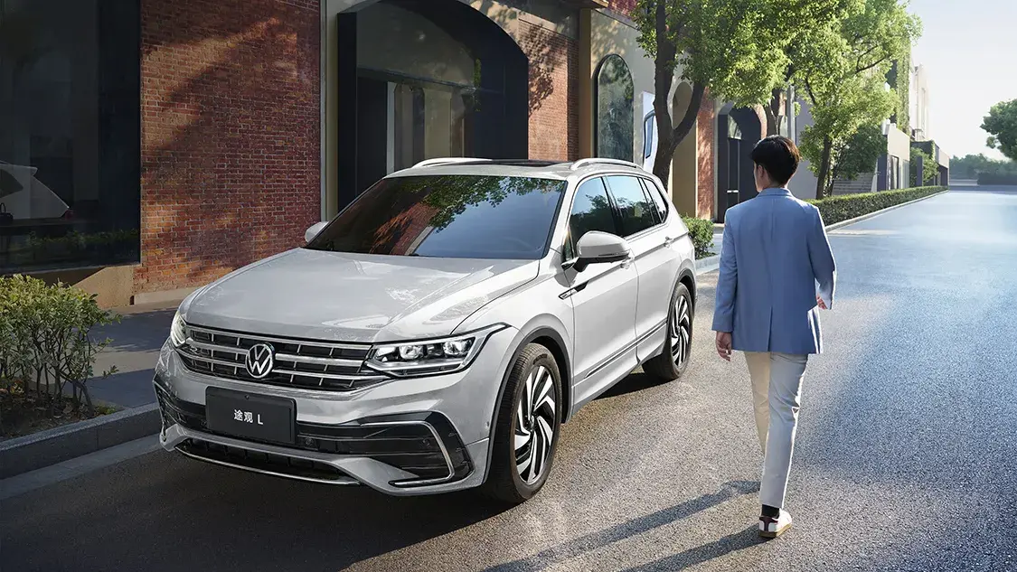 Volkswagen Tiguan L у городского дома