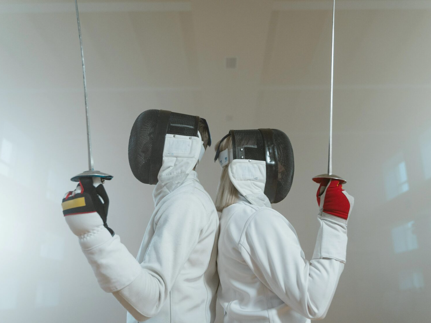 фото парня и девушки на романтическом свидании в публичном месте