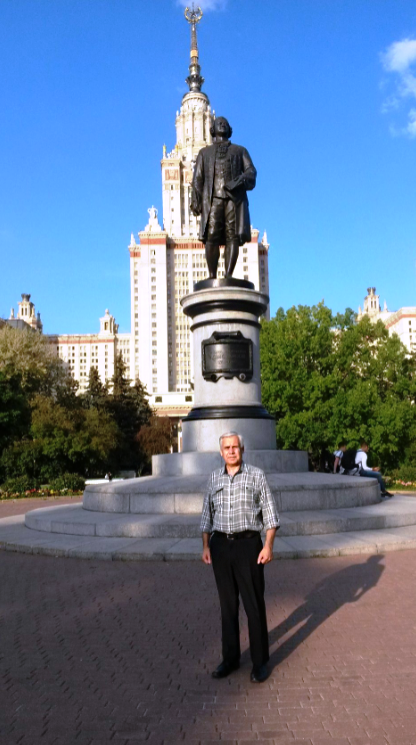 Возле памятника М.В.Ломоносову