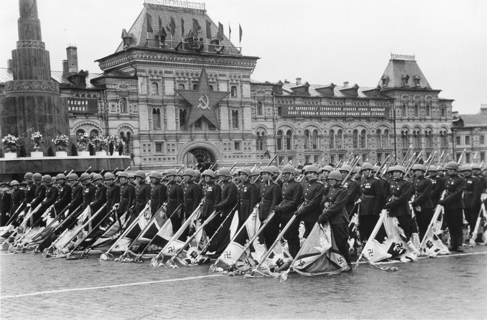 Где прошел первый парад. Парад Победы 1945. Парад Победы 9 мая 1945. Первый парад Победы 24 июня 1945 года. Парад на красной площади 1945.