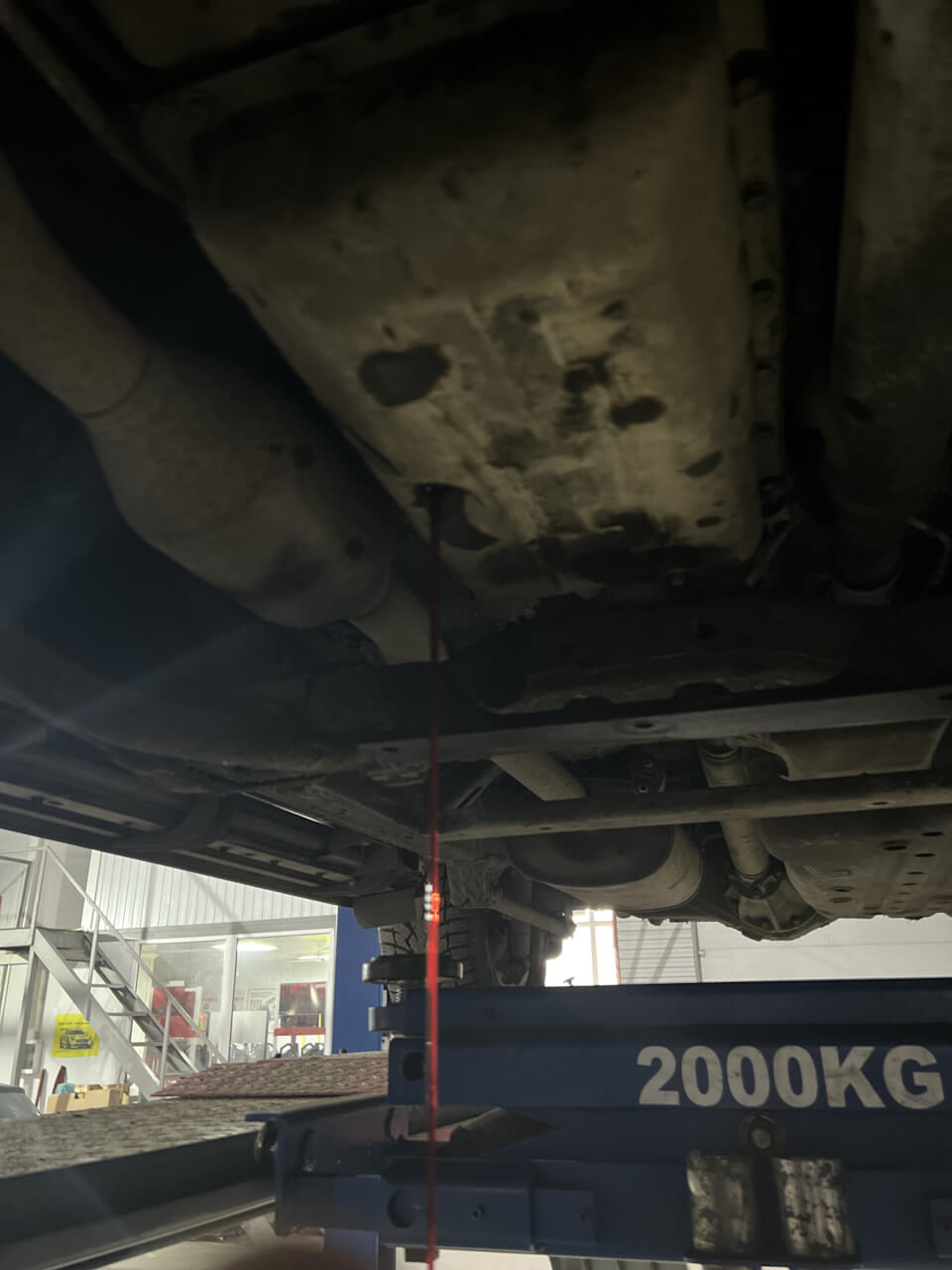 Выставление уровня масла через контрольную пробку