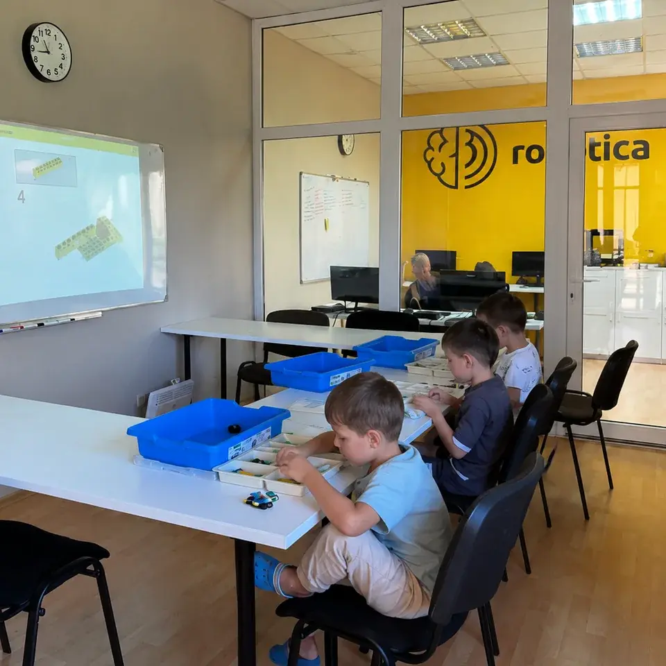 Дети собирают модели LEGO на занятии RoboCore