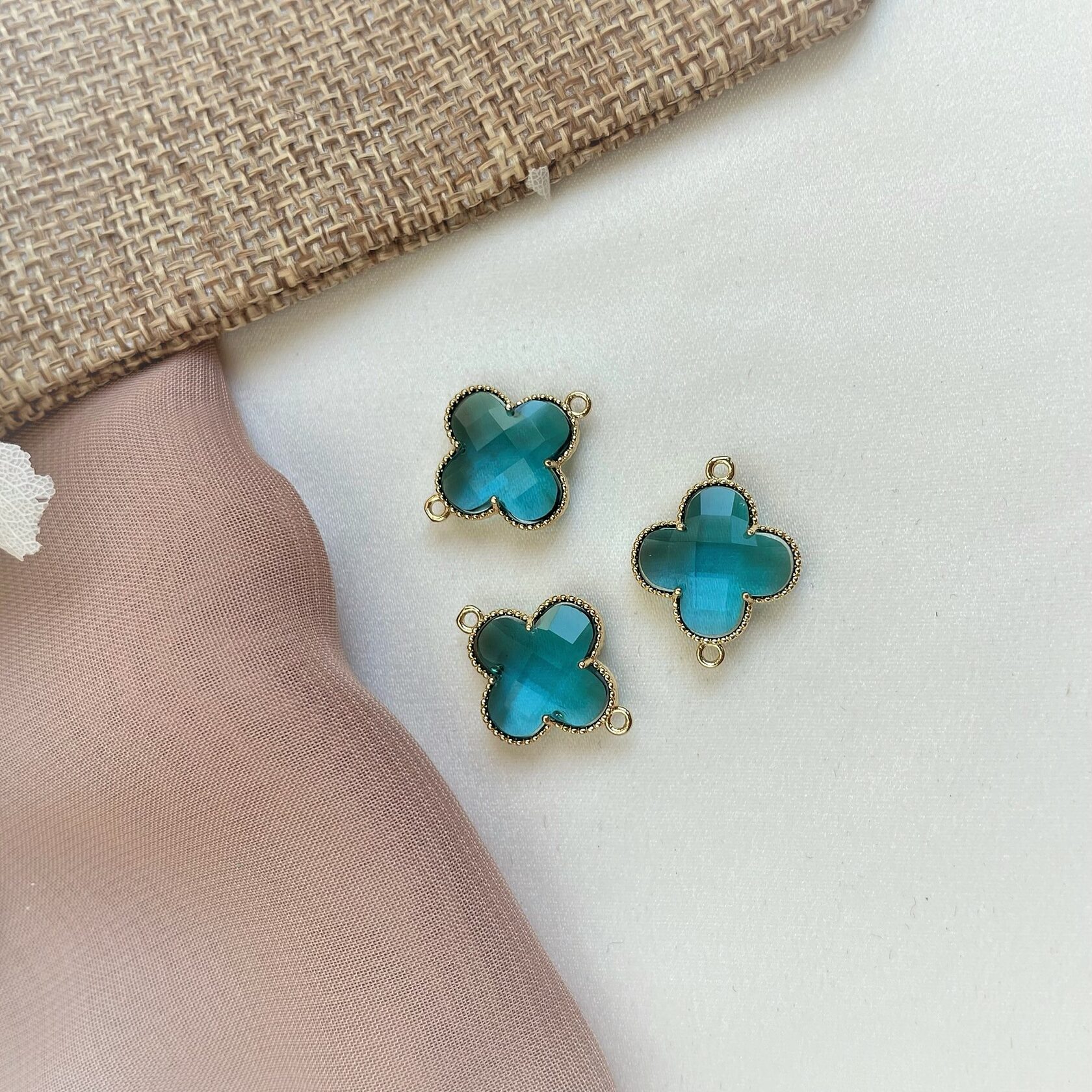Коннектор клевер, темно-бирюзовое стекло, 15 мм, золото