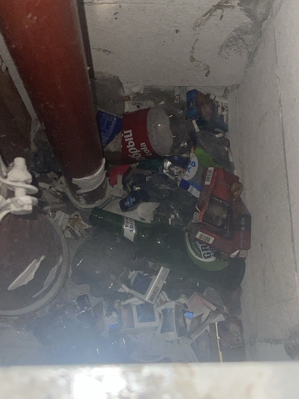 Мусор внутри сантехкороба