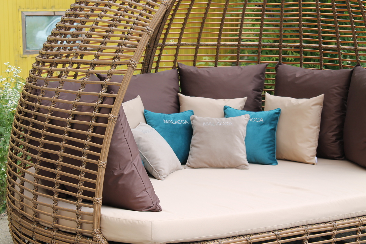 Мебель для отдыха у бассейна, гармонично сочетающаяся с природным окружением.