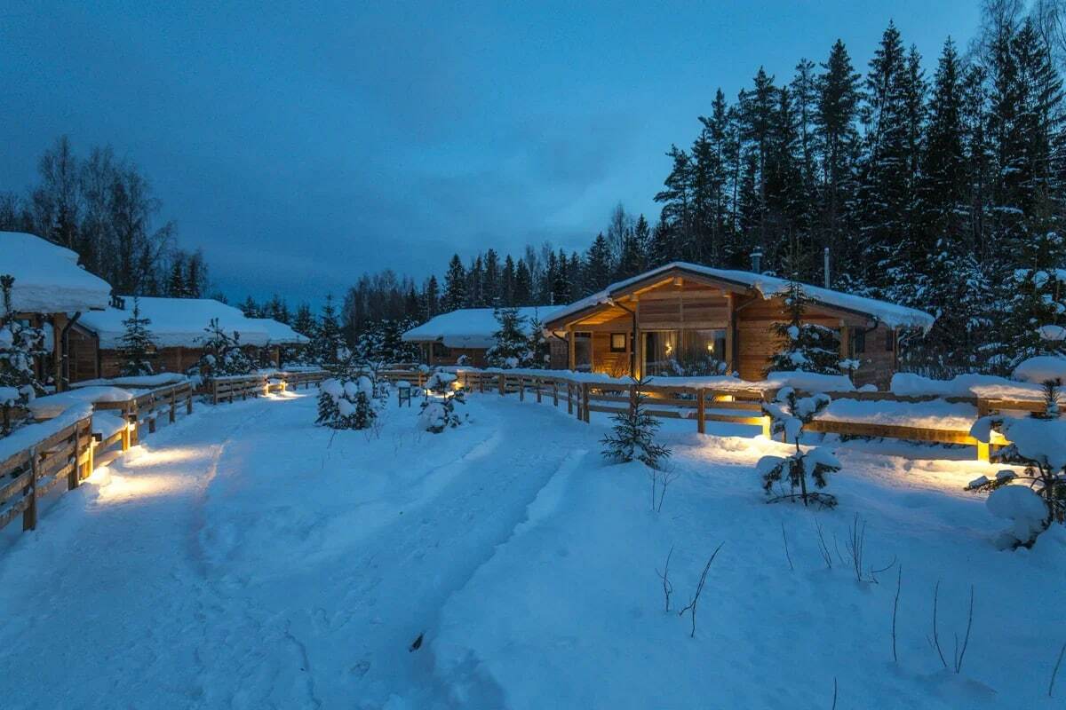 Гостиничный комплекс в зимнем лесу