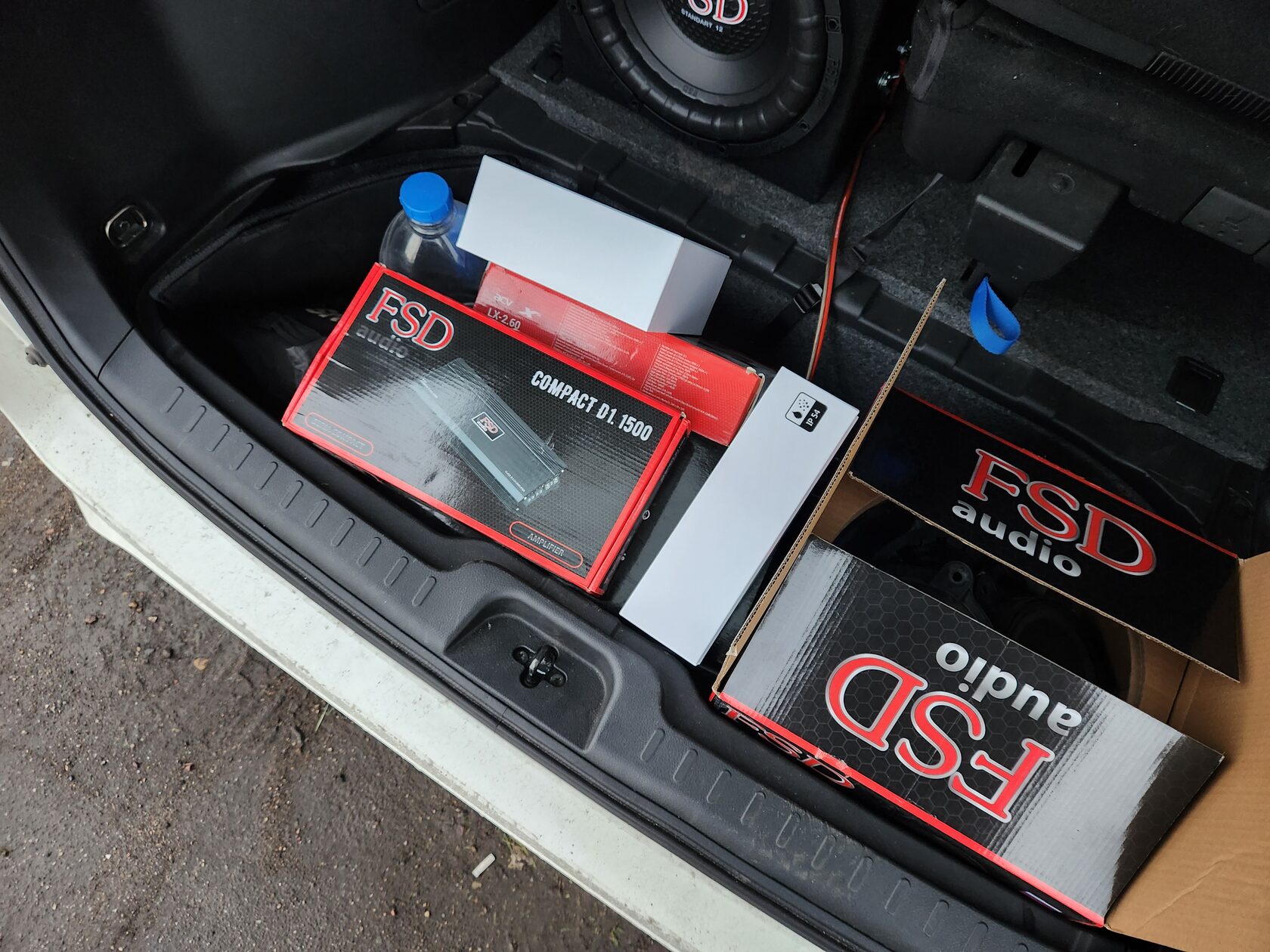 установка сабвуфера Nissan Serena 5