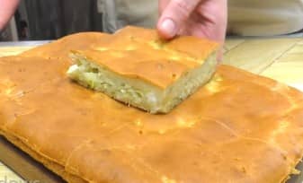 Приготовление заливного пирога с капустой и яйцом на кефире в духовке: шаг 20