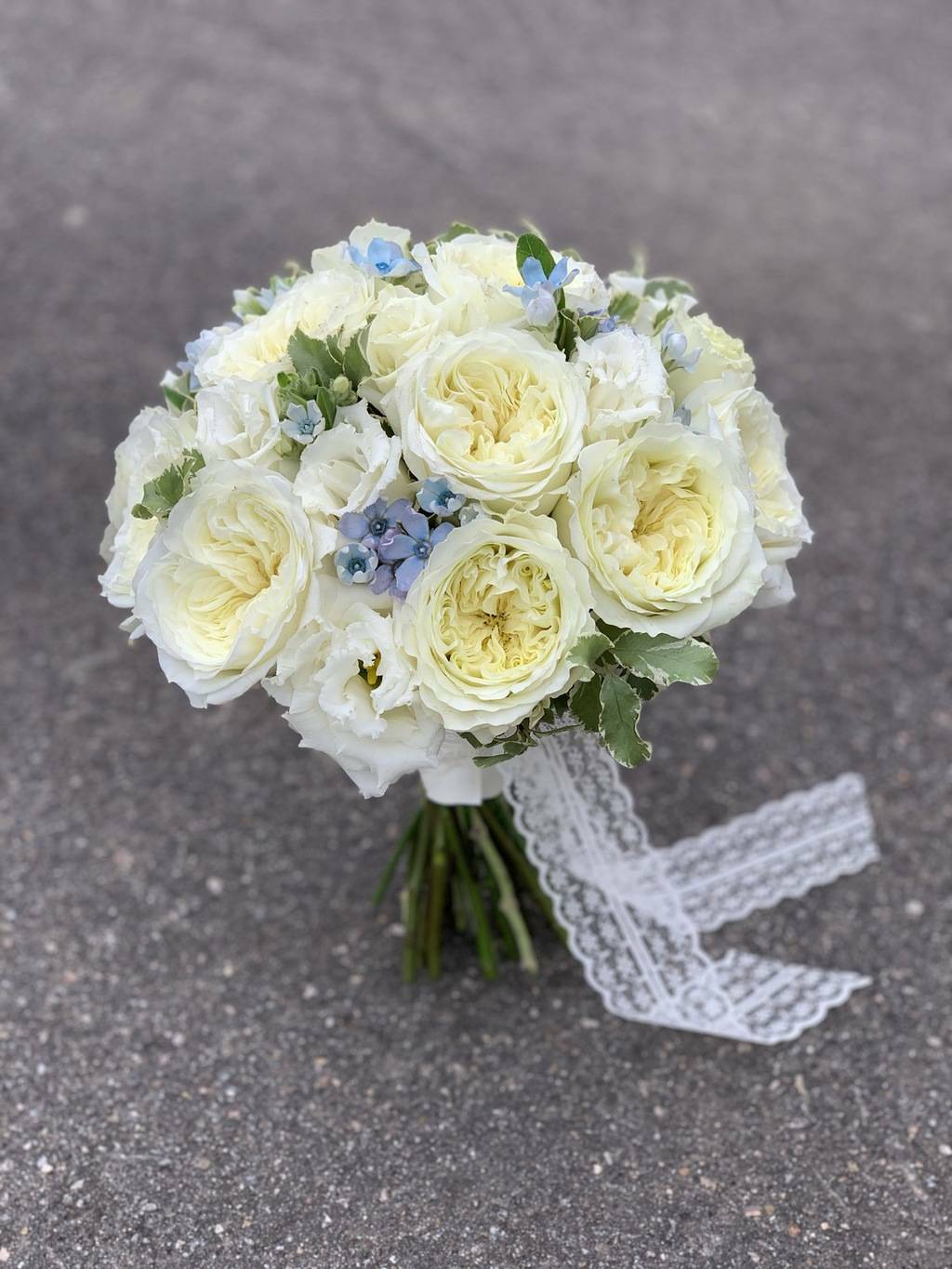 Букет невесты из пионовидных роз с голубым