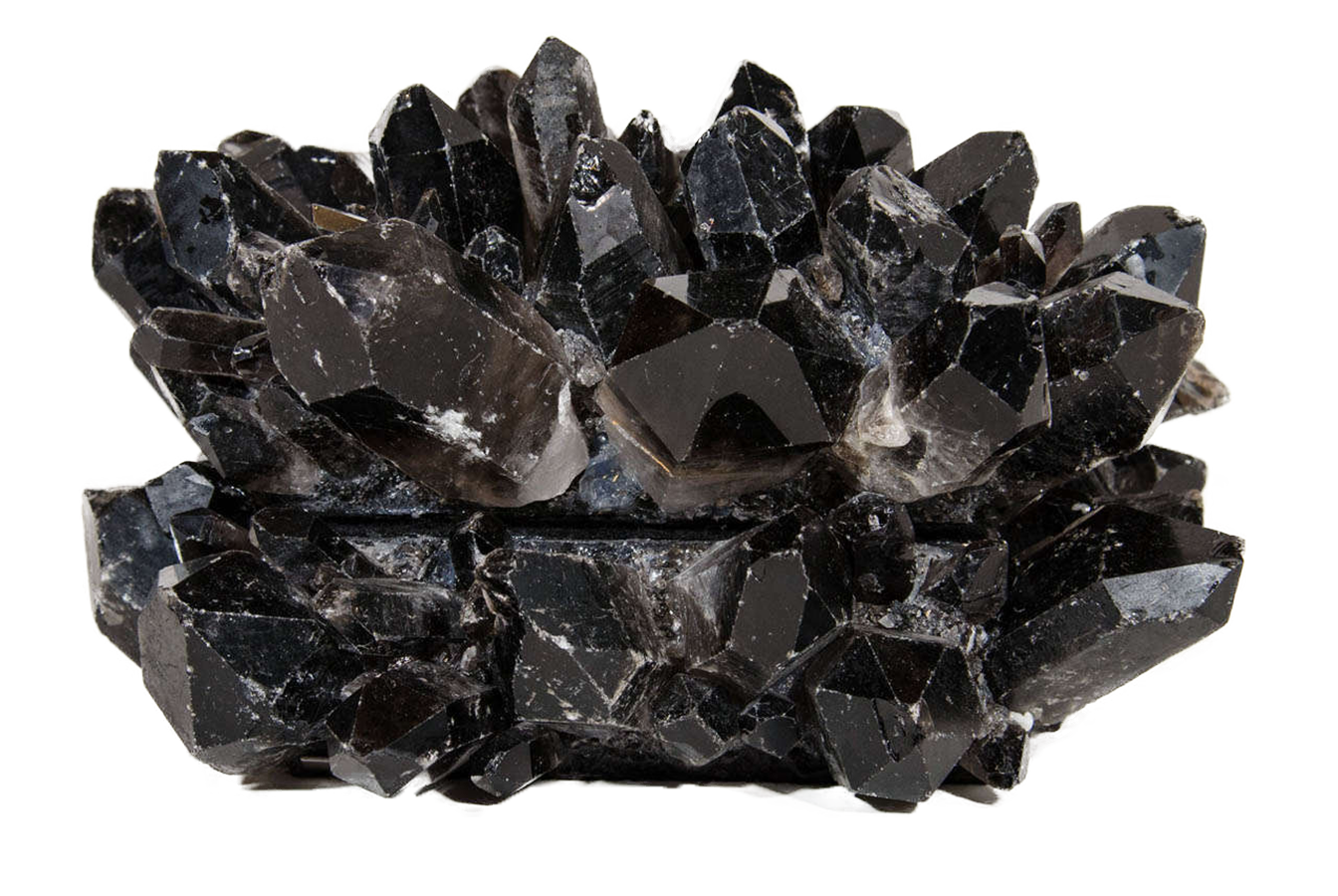 Черная кристаллическая порода. Черный Морион. Морион минерал Кристалл. Морион черный кварц. Чёрный Морион камень.