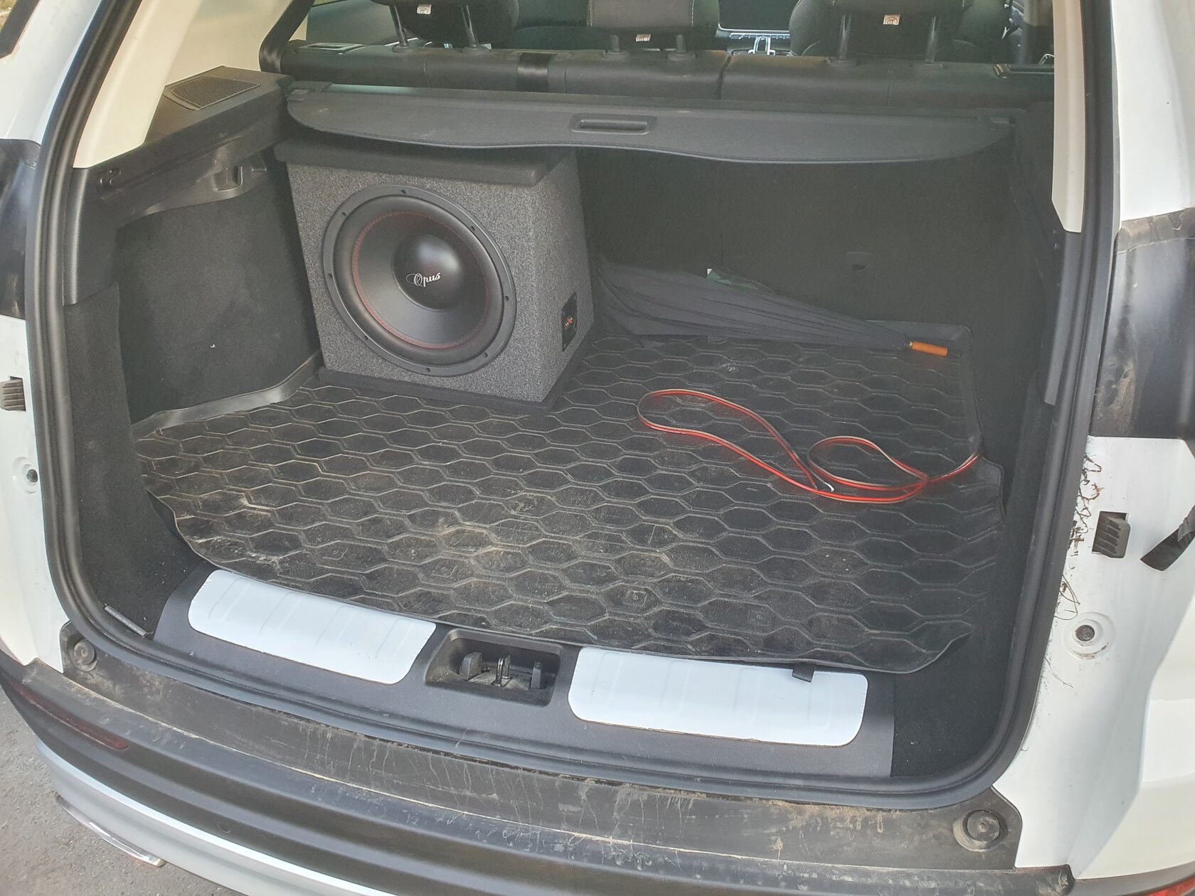 установка сабвуфера geely atlas pro