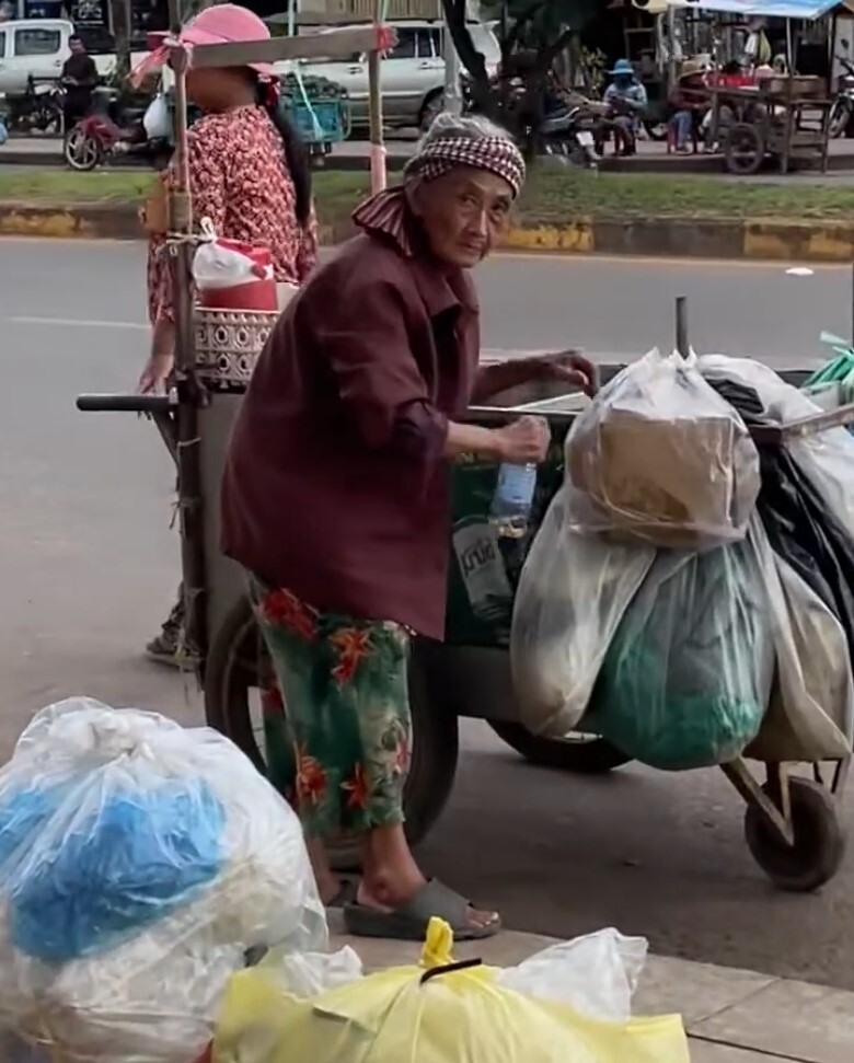 Granny Seng before support