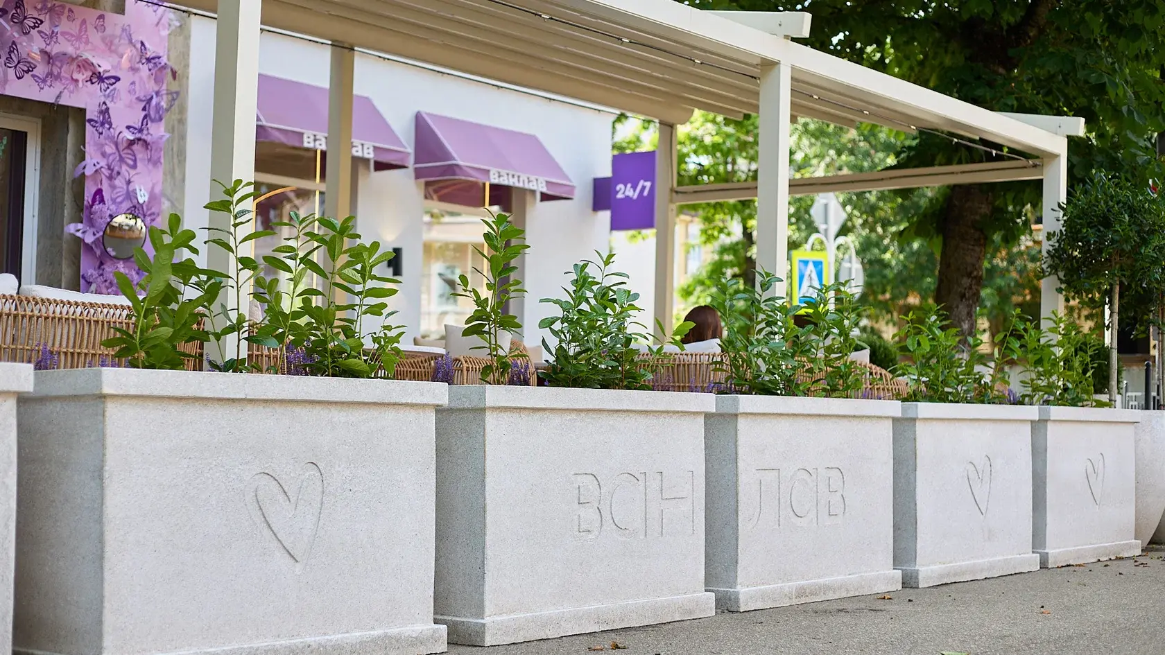 Садово-парковая мебель Park Decors на благоустроенной территории
