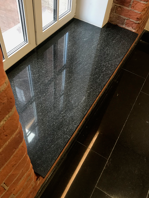 Подоконник из черного гранита Black time в минималистичном стиле