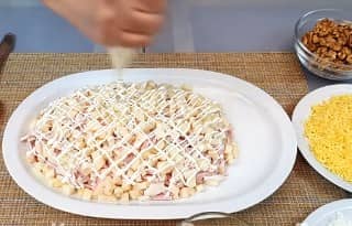 Приготовление салата с ананасом и ветчиной слоями: шаг 11