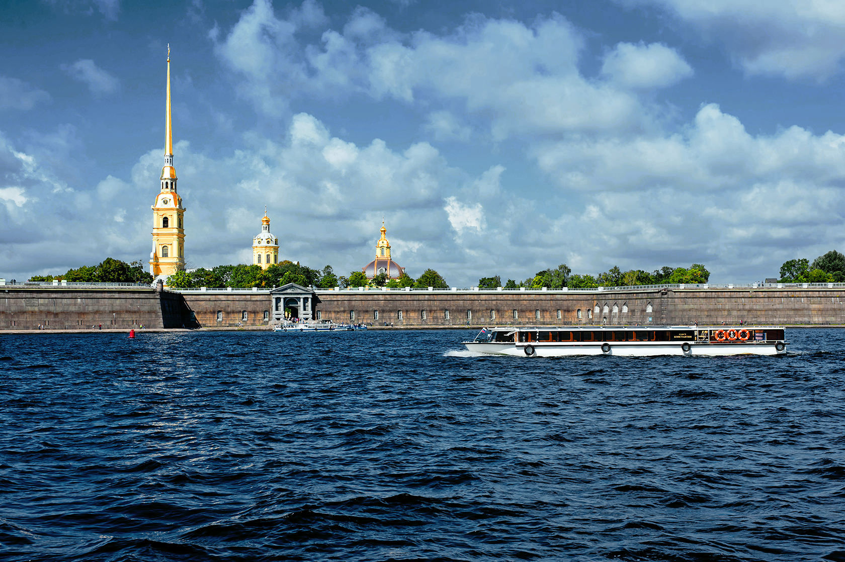 Теплоход по Неве в Санкт-Петербурге