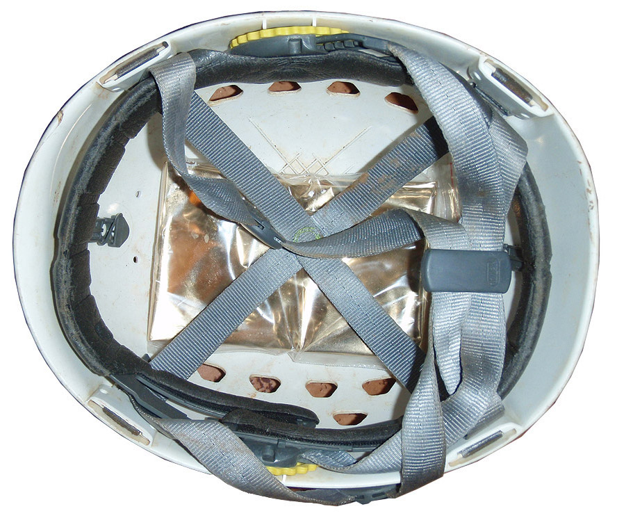 Emergency blanket storage space in Ecrin Roc helmet