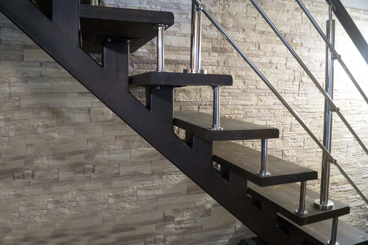 Лестницы с металлическим каркасом и деревянными ступенями фото