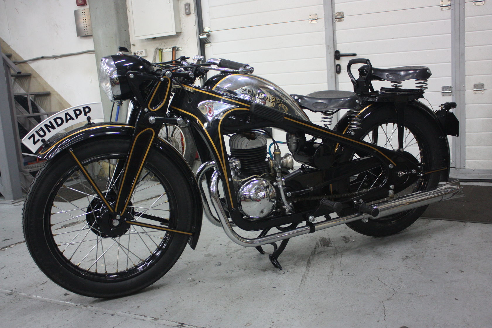 Ретро мотоцикл Зундапп д200 1932